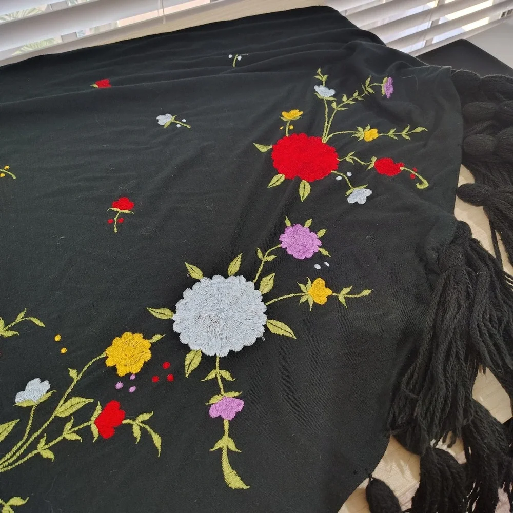 VINTAGE ROCHELLE SHAWL WRAP WOMEN OS BLACK FLORAL EMBROIDERED TASSEL BOHO ARTSY